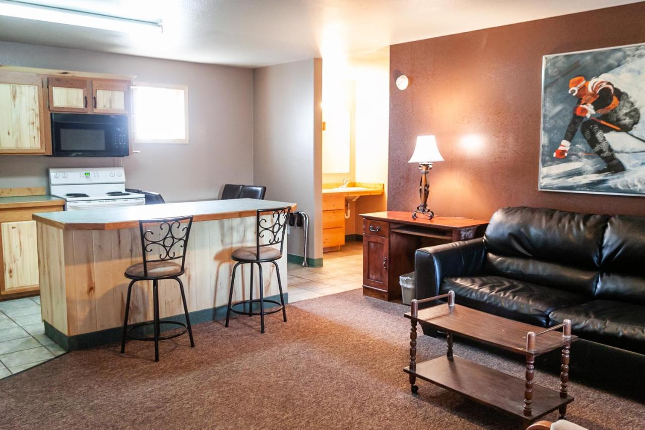 Circle R Motel East Glacier Park Village Exteriör bild