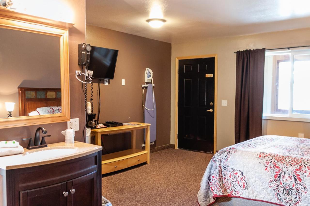 Circle R Motel East Glacier Park Village Exteriör bild
